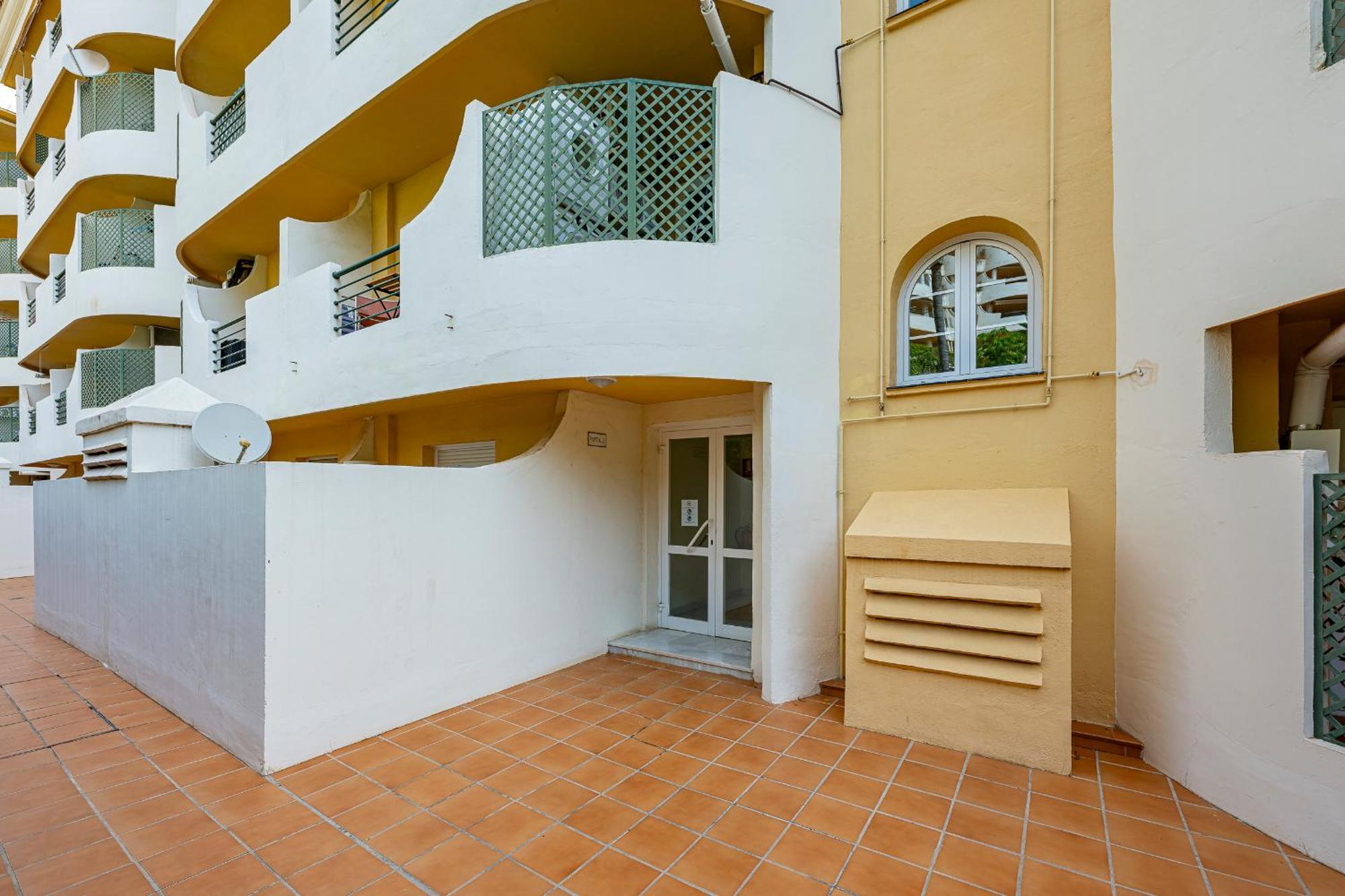 Apartment Recently Refurbished 2br Flat Pool In Puerto Banus *