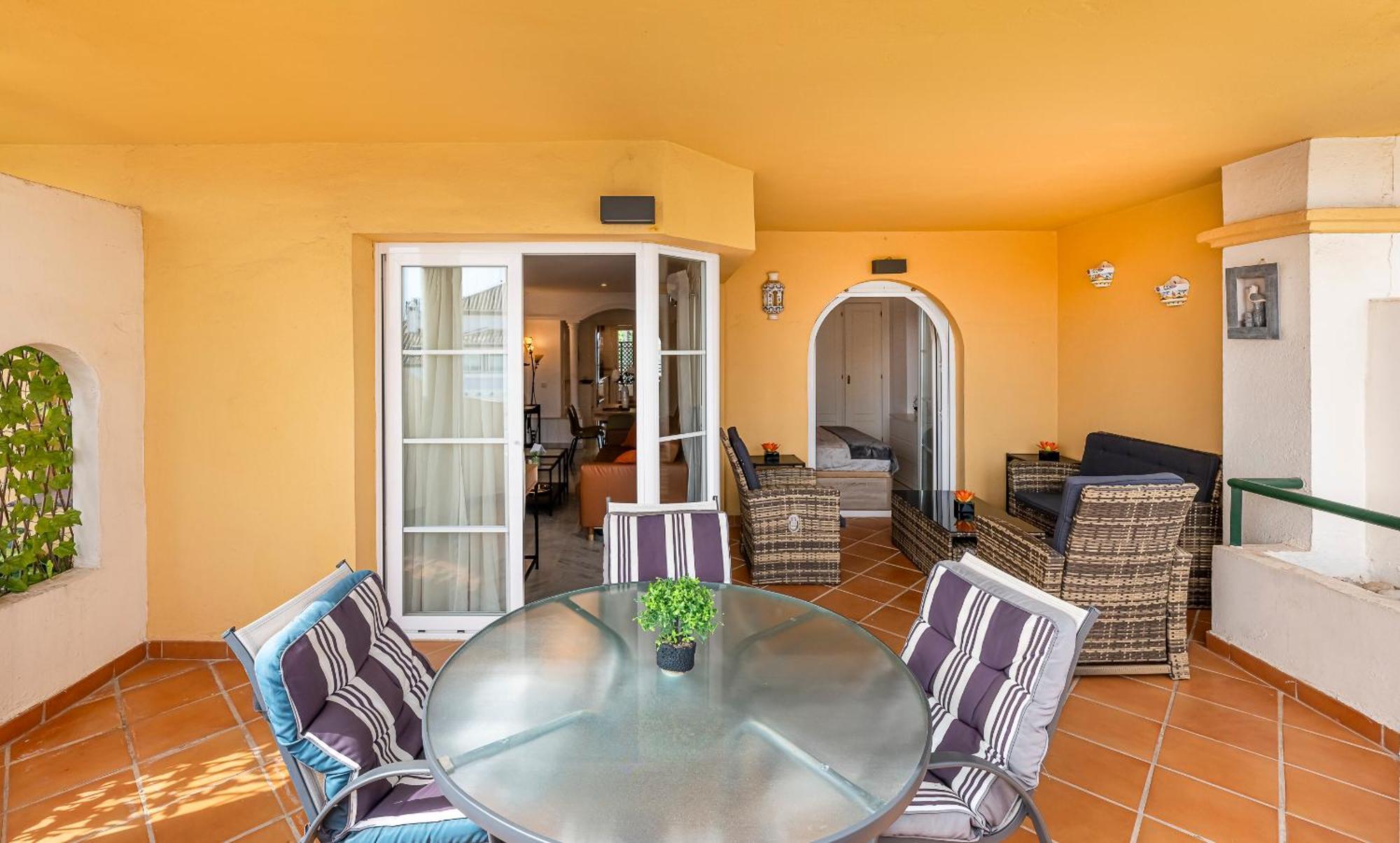 Apartment Recently Refurbished 2br Flat Pool In Puerto Banus Marbella