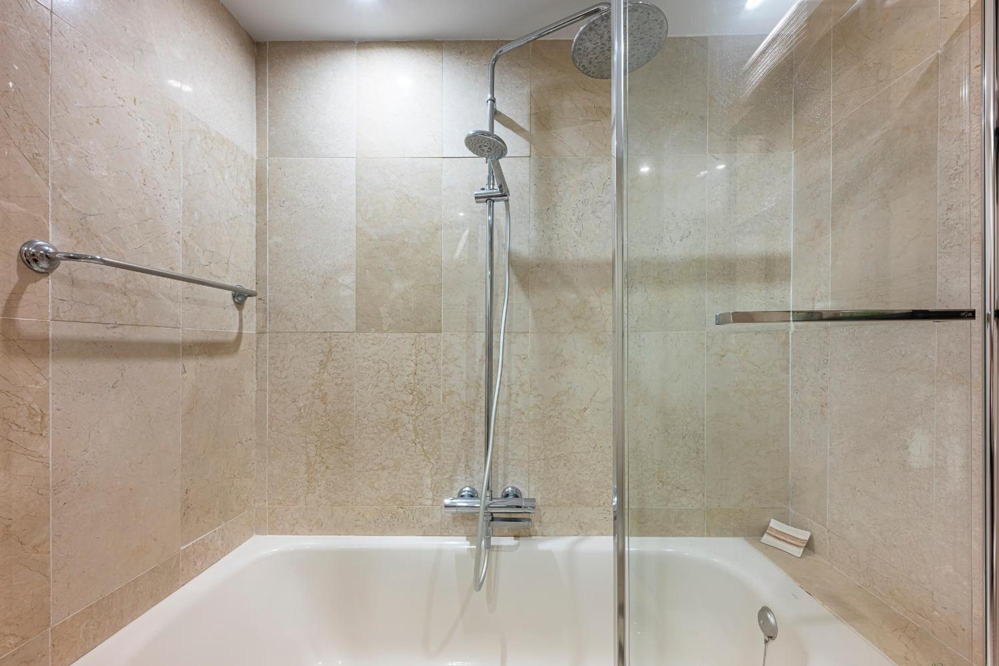 Recently Refurbished 2br Flat Pool In Puerto Banus *