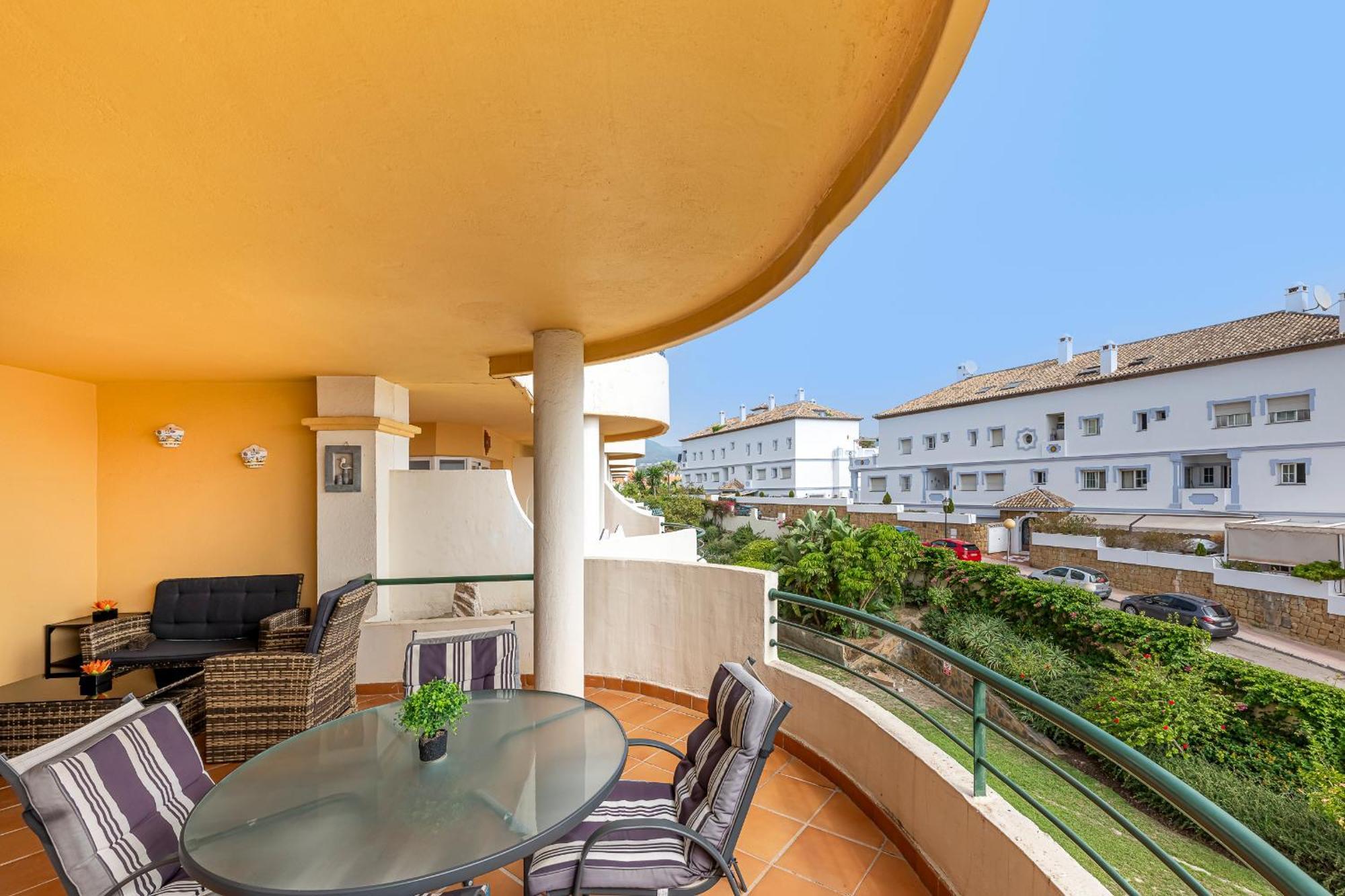 Apartment Recently Refurbished 2br Flat Pool In Puerto Banus