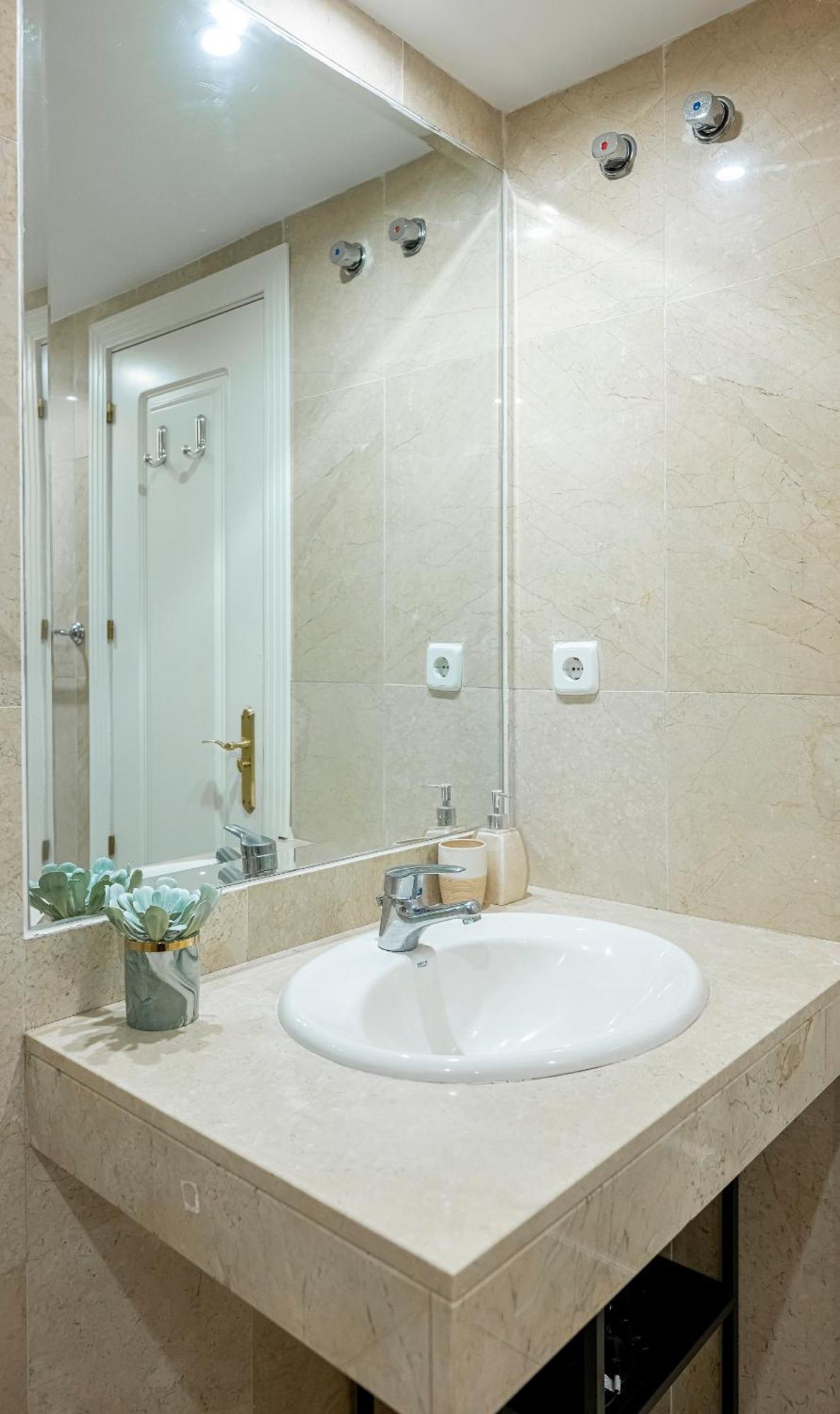 Recently Refurbished 2br Flat Pool In Puerto Banus Apartment *