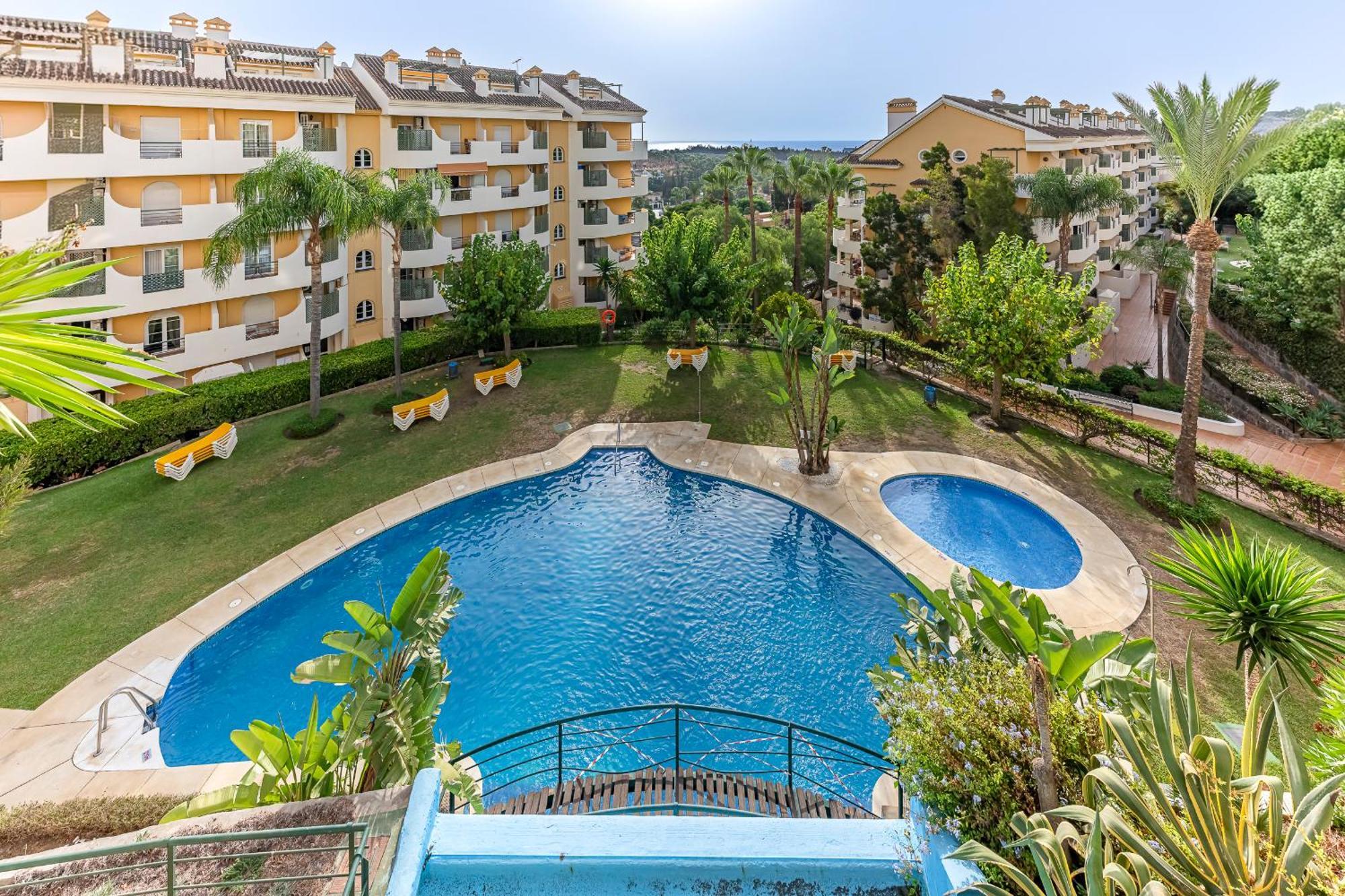 Apartment Recently Refurbished 2br Flat Pool In Puerto Banus *