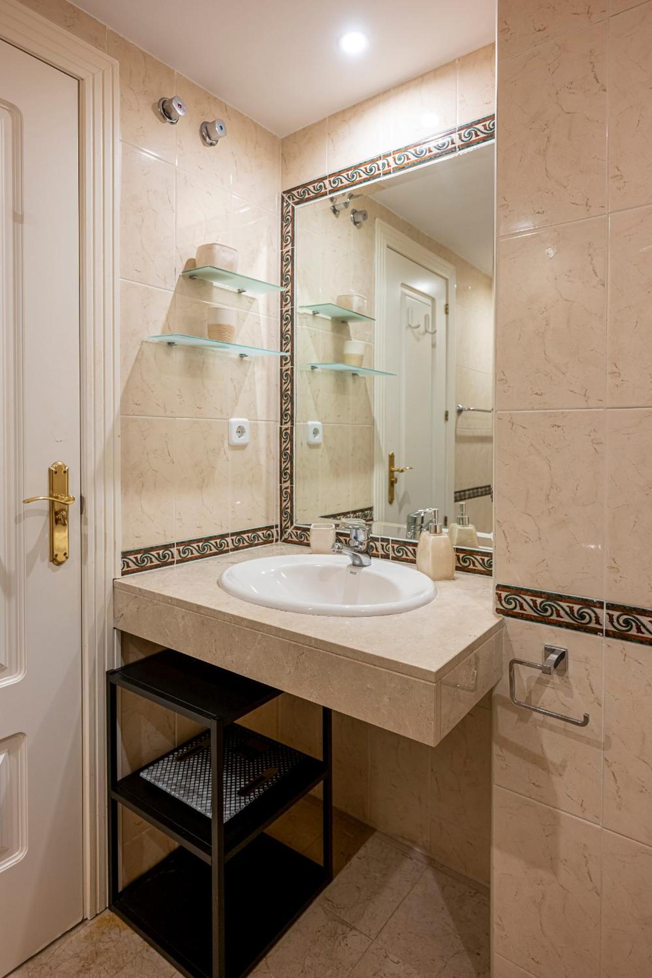 Apartment Recently Refurbished 2br Flat Pool In Puerto Banus Marbella