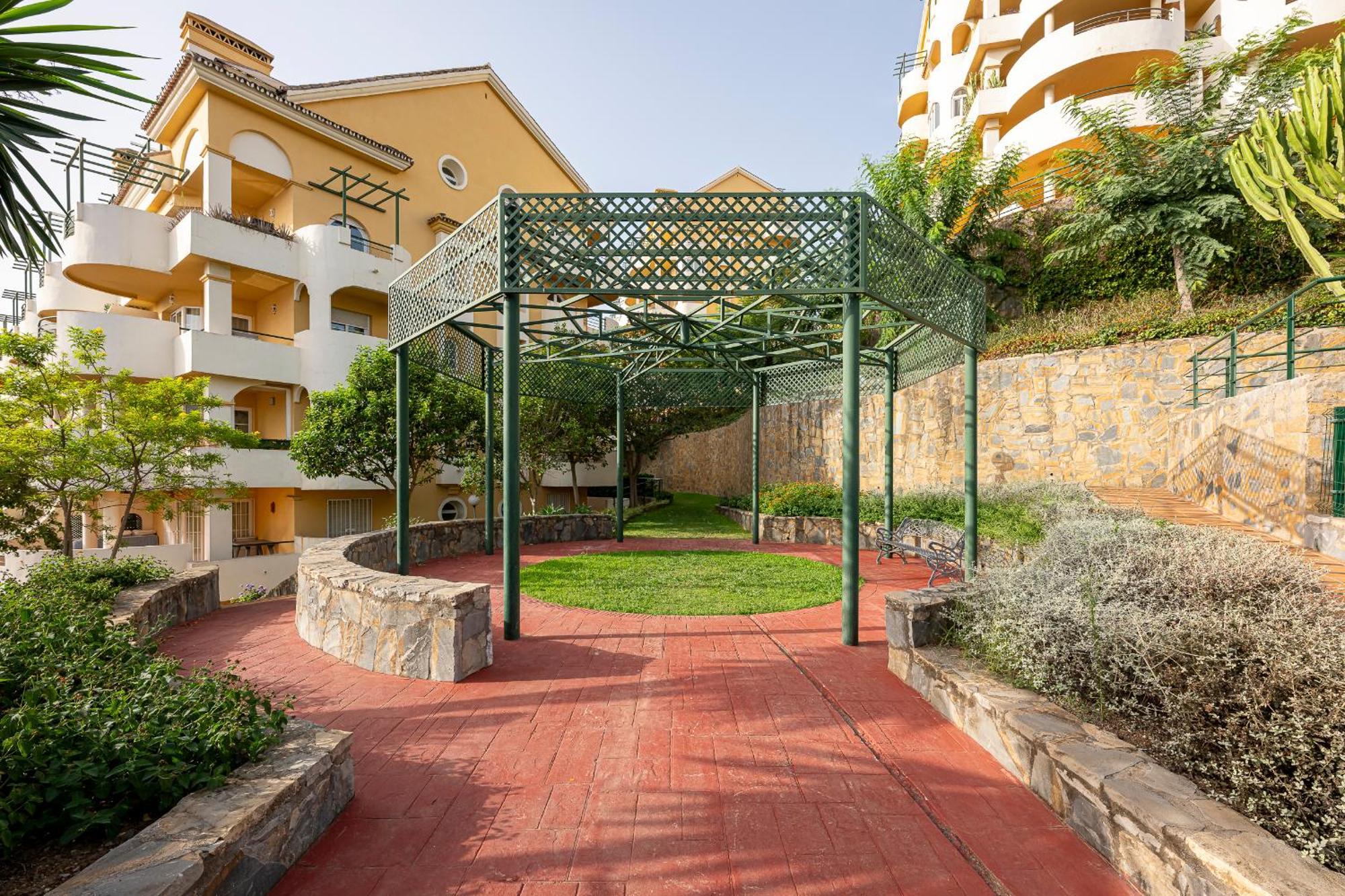 Apartment Recently Refurbished 2br Flat Pool In Puerto Banus