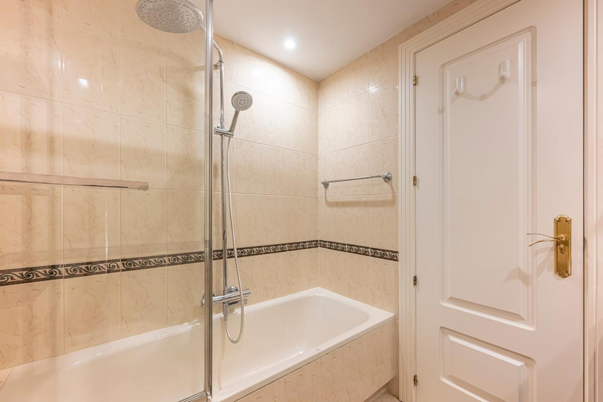 Recently Refurbished 2br Flat Pool In Puerto Banus Marbella