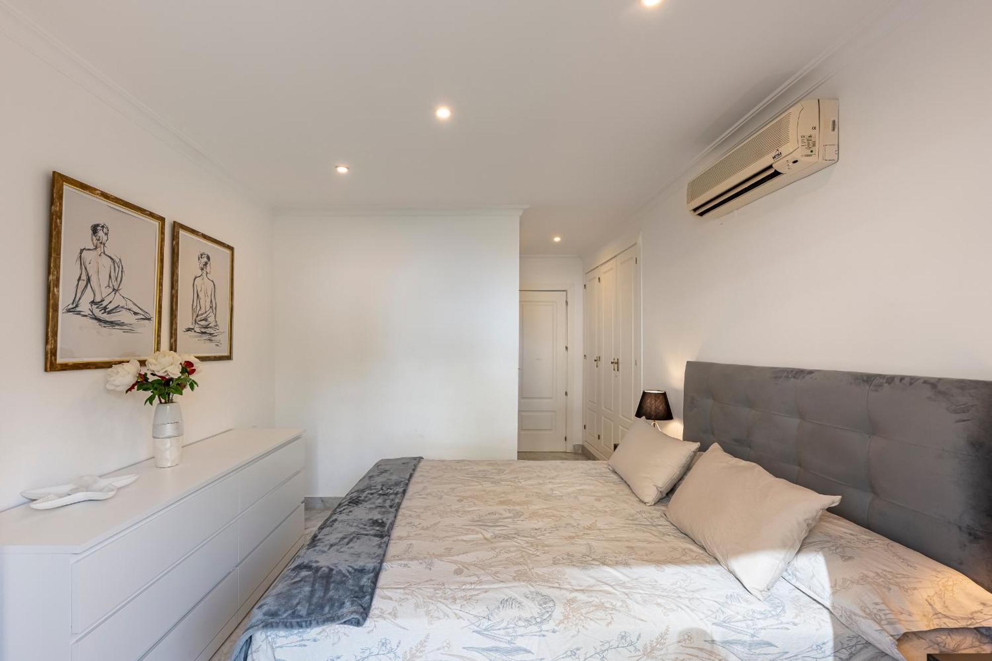 Apartment Recently Refurbished 2br Flat Pool In Puerto Banus *